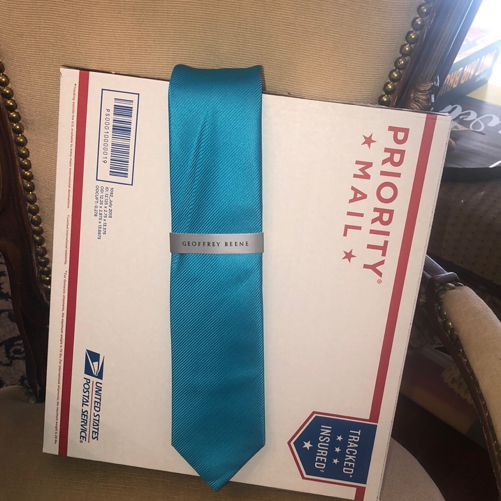 Gorgeous Blue Geoffrey Beene Tie